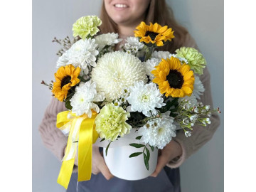 Композиция в шляпной коробке с подсолнухами и хризантемами № 51