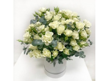 Композиция в шляпной коробке из кустовых роз