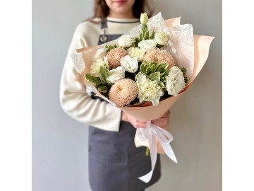 Нежный персиковый букет с воздушкой эустомой, сортовыми астрами и стойкими диантусам 