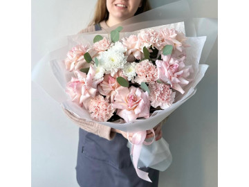 Нежно-розовый букет с французскими розами, диантусами и эвкалиптом 