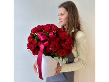 Композиция в шляпной коробке из красной кустовой розы № 69