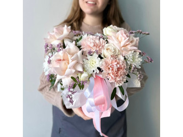 Светло-розовая композиция в шляпной коробке с французскими розами и лимониумом № 69