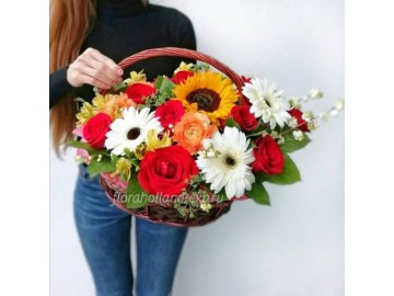 Корзина с подсолнухом и герберами