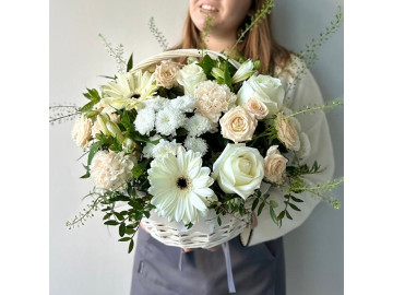 Белая воздушная корзина с герберами, розами и диантусами