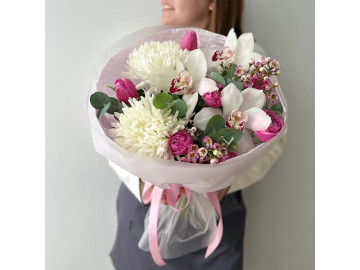 Нежный букет с орхидеями, тюльпанами и хризантемами  