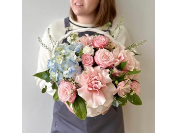 Корзинка с французской розой и гортензией