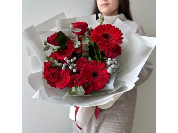 Красный букет  с розами и герберами 