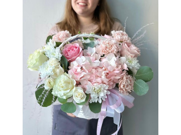 Корзина с розовой гортензией, розами и диантусами