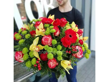 Корзина с орхидеями и ранункулюсами