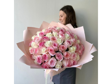 Большой букет из розовых и белых роз