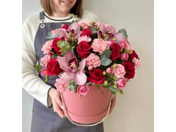 Яркая композиция в шляпной коробке из роз, диантуса и эвкалипта № 187