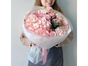 Нежный розовый букет с гортензией, кустовой пионовидной розой  и герберой 