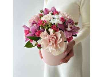 Розовая композиция в шляпной коробке с французской розой и орхидеей № 95