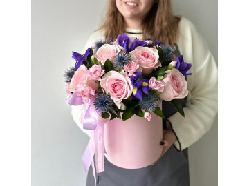 Композиция в шляпной коробке с розами, диантусами и ирисами № 110