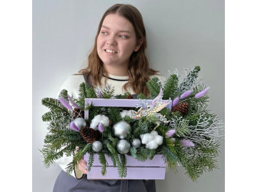 Композиция в ящике с ароматной елью, хлопком, лагурусом и новогодним декором