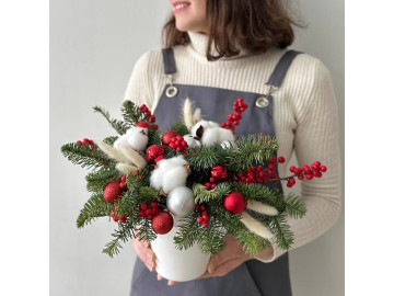 Зимняя композиция в керамическом кашпо с нобилисом (датской елью), илексом и хлопком