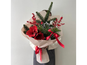 Рождественский букет с нобилисом, амариллисом и илексом