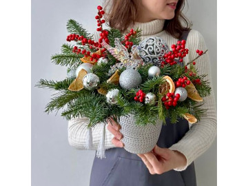 Новогодняя композиция с нобилисом, илексом, апельсинами и новогодним декором