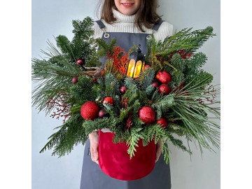 Рождественская композиция в бархатной коробке с елью и декором