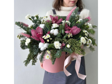 Композиция в шляпной коробке из нобилиса с орхидеями и диантусами