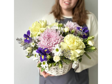Корзина с французскими розами, хризантемой и ирисами