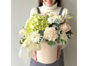 Нежная композиция в шляпной коробке с зеленой гортензией  № 125