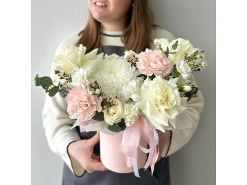 Нежно-розовая композиция в шляпной коробке с французскими розами и хризантемой № 127