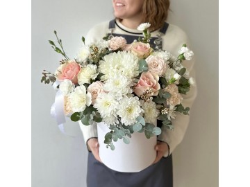 Воздушная белая композиция в шляпной коробке с хризантемами и розами № 133