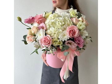 Композиция в шляпной коробке в нежно-розовом цвете № 136