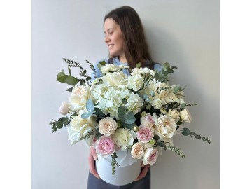 Композиция в шляпной коробке с белой гортензией и розами № 137