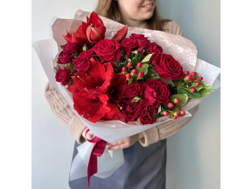 Красный букет с амариллисами и розой 