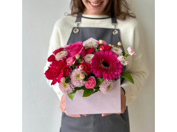 Яркая композиция в конверте из роз, гербер и хризантем