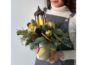 Композиция из ели в кружке с фонариком