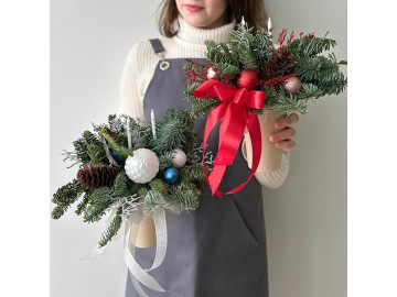 Новогодняя композиция в стаканчике с елью и декором