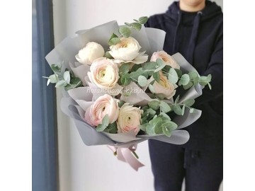 Букет из ранункулюсов с эвкалиптом