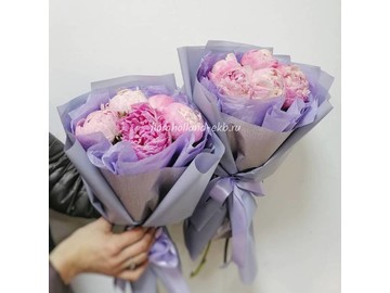 Букет из белых или нежно-розовых пионов