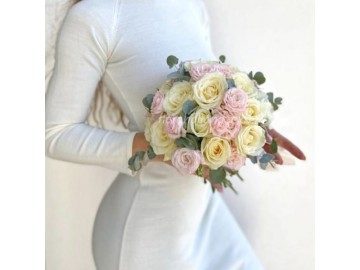 Букет невесты с нежными белыми и розовыми розами 