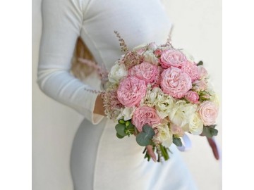Букет невесты с кустовыми пионовидными розами 