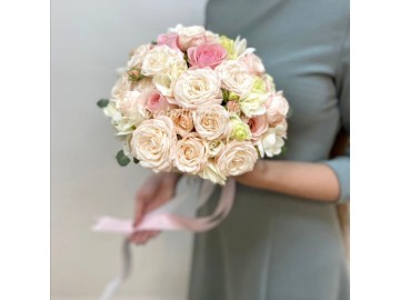 Букет невесты с кремовыми пионовидными розами и эустомами 