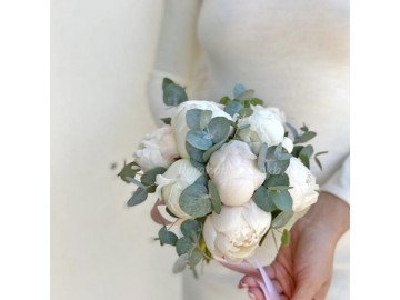 Букет невесты из роскошных белых пионов с эвкалиптом 