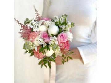 Экзотический букет невесты в розово-белых тонах 