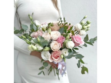 Букет невесты с розами, эустомами и эвкалиптом 