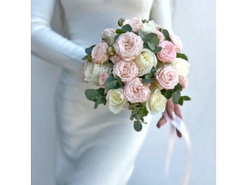 Букет невесты из нежных пионовидных роз 